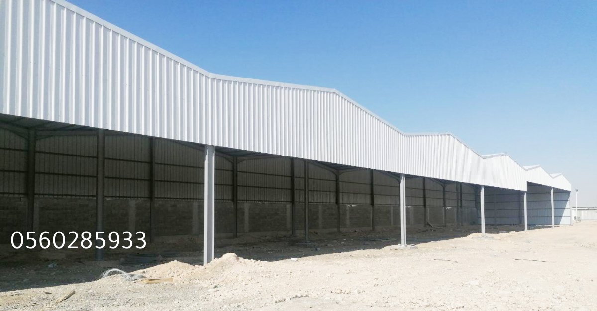 تصميم حديث هناجر ساندوتش بانل، لبيئة عمل آمنة ومستقرة.