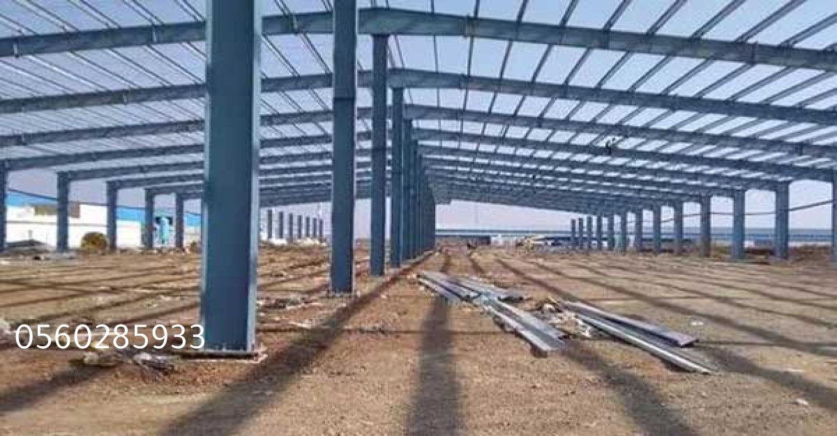 حماية كاملة ضد الحرارة والرطوبة مع هناجر ساندوتش بانل.