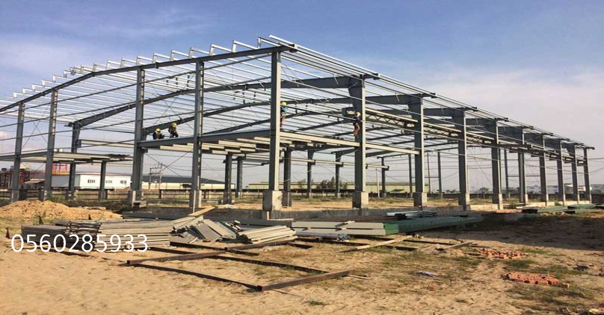 سقف هنجر حديدي مائل لتصريف مياه الأمطار