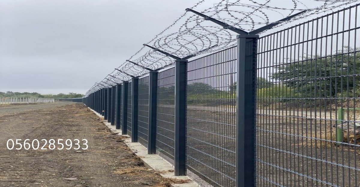 شبوك مزارع تحيط بمزرعة كبيرة لحماية المواشي والدواجن