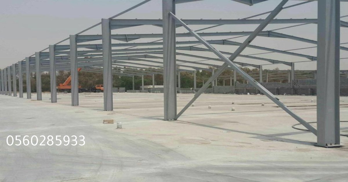 هنجر حديد كبير يستخدم كمستودع لتخزين البضائع