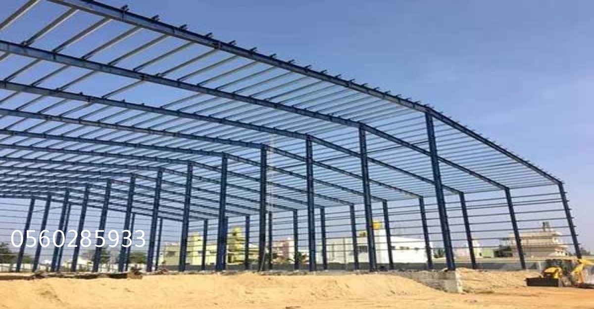 هنجر حديد مع بوابات كبيرة لسهولة دخول الشاحنات