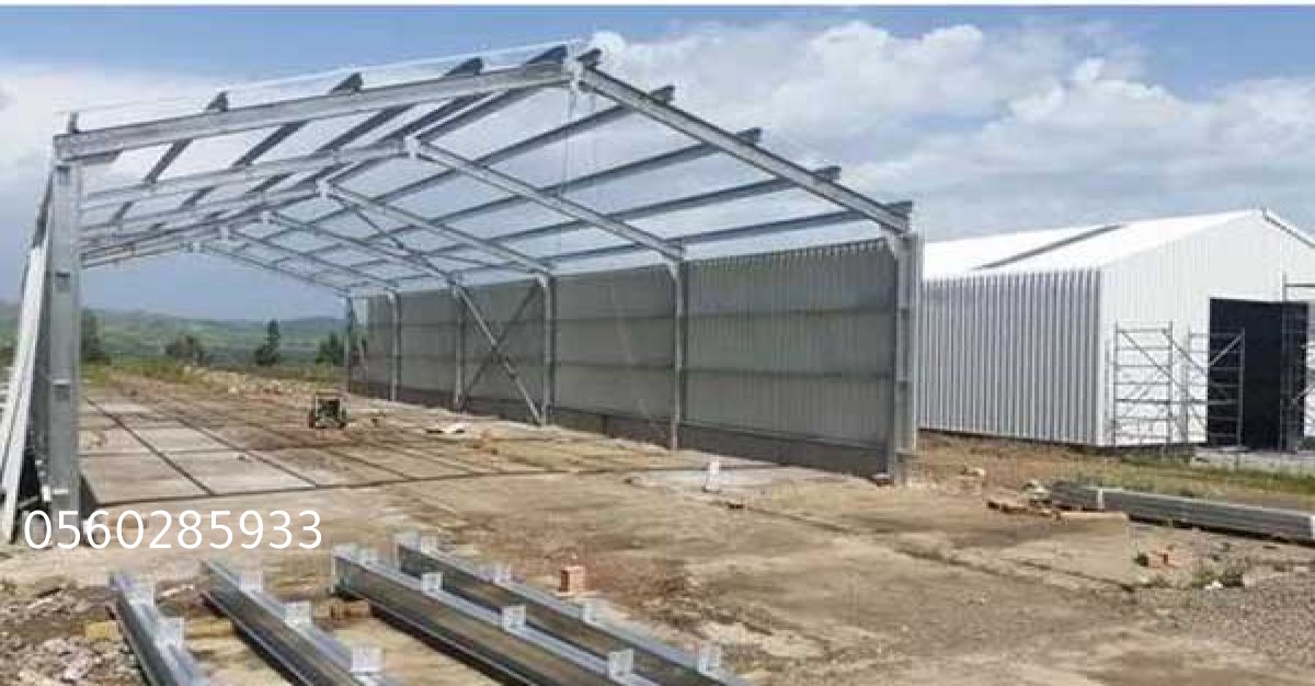 هيكل هنجر حديدي مصنوع من أعمدة وجسور قوية